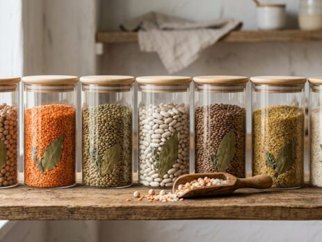 Kiler rafında cam kavanozlarda nohut, mercimek, fasulye ve bulgur
