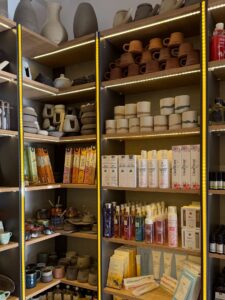 Olla Store Buca mağazasında seramik, kolonya ve bakım ürünleri rafı