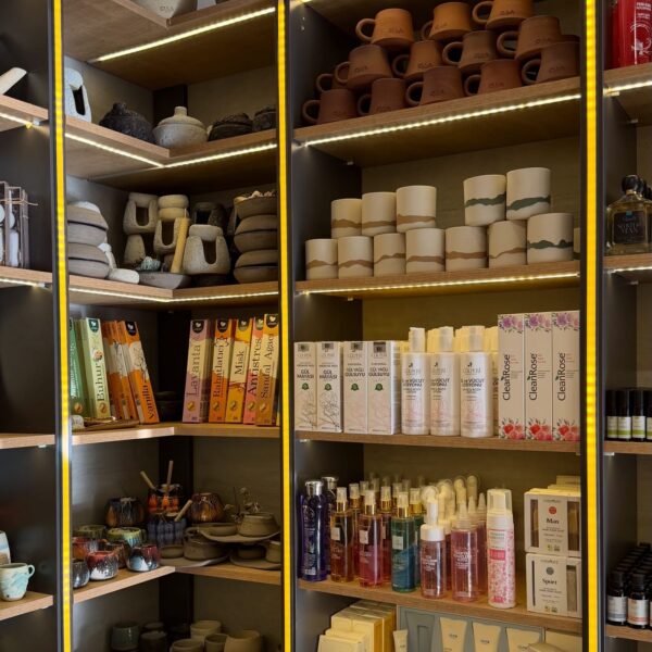 Olla Store Buca mağazasında seramik, kolonya ve bakım ürünleri rafı